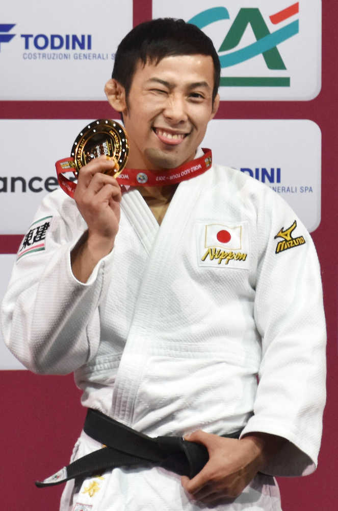 男子６０キロ級で優勝し、表彰式で金メダルを笑顔で掲げる高藤直寿