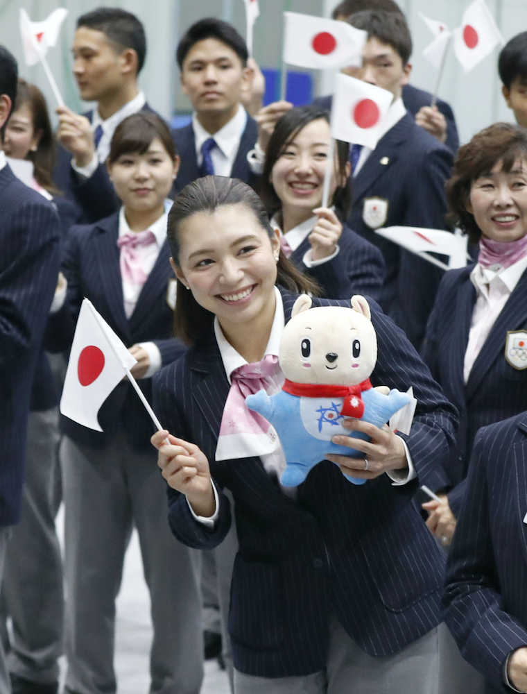 冬季アジア大会の入村式で笑顔を見せる日本選手団主将の本橋麻里選手（中央）ら