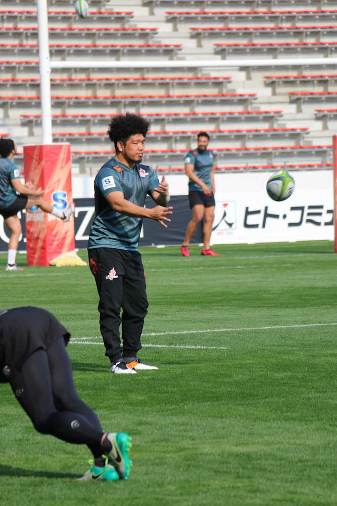 プレシーズンマッチの前日練習で、ドン・キングばりの髪型でパス練習をするサンウルブズの堀江翔太