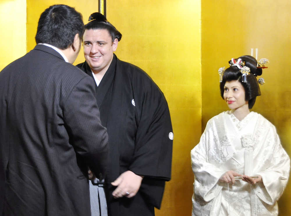 結婚披露宴の出席者を出迎える碧山（中央）と新婦のビオレタ・トドロバさん＝１９日、東京都内のホテル