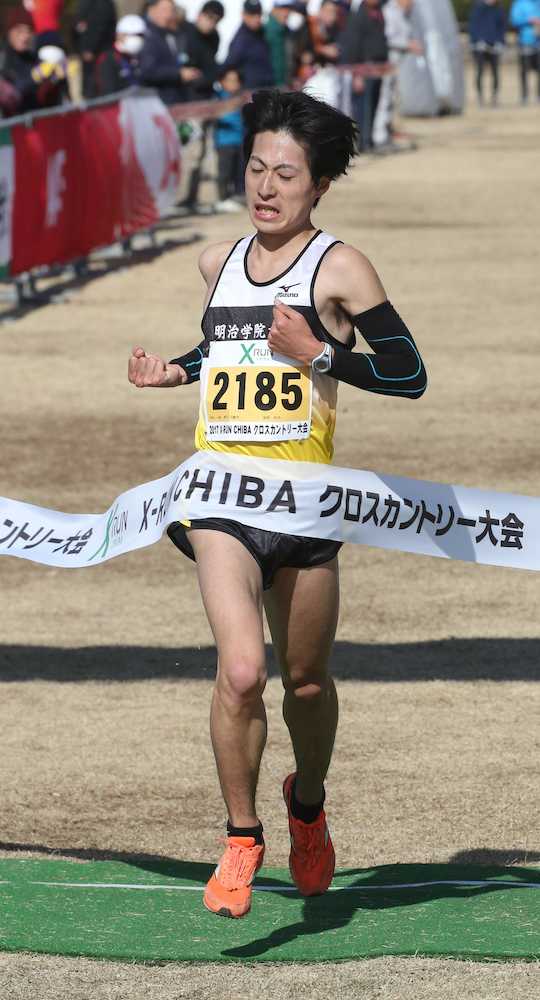 ＜２０１７　Ｘ−ＲＵＮ　ＣＨＩＢＡクロスカントリー大会・２０キロ一般男子＞優勝した添田尚也