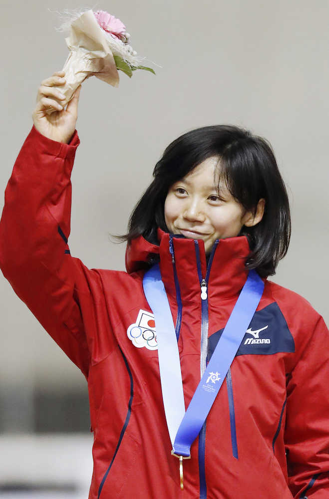 女子３０００メートルで優勝し、表彰台で手を振る高木美帆＝明治北海道十勝オーバル
