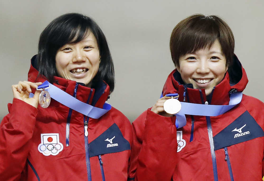 札幌冬季アジア大会のスピードスケート女子１０００メートルで優勝し、メダルを手に笑顔の小平奈緒（右）と２位の高木美帆＝２０日、北海道帯広市の明治北海道十勝オーバル