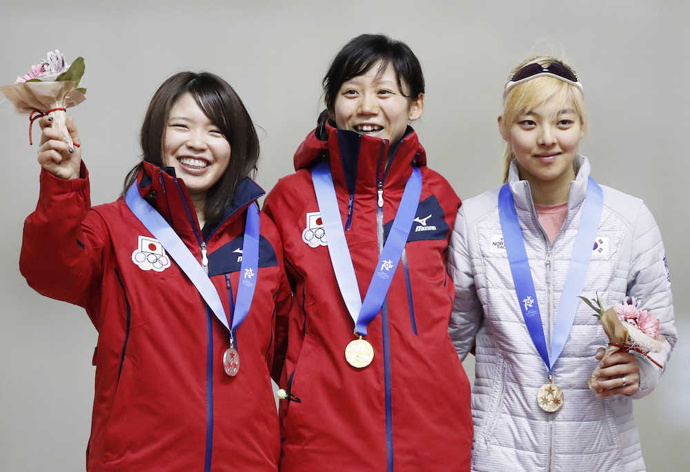 女子マススタートの表彰式で笑顔を見せる、優勝した高木美帆（中央）と２位の佐藤綾乃（左）。右は３位の韓国の金ボルム