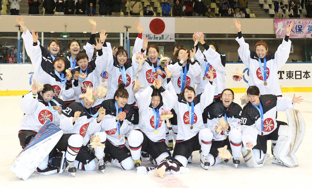 ＜札幌冬季アジア大会・女子アイスホッケー決勝　日本・中国＞金メダルを獲得した藤本那（前列左）らスマイルジャパンのメンバーは花束を投げて喜ぶ