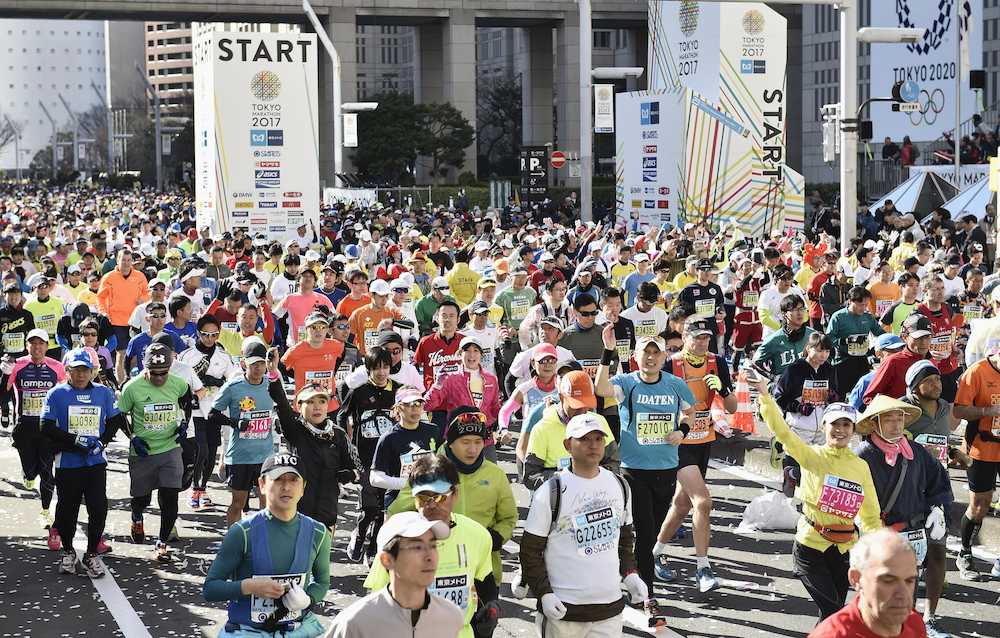 東京マラソンで都庁前をスタートするランナー