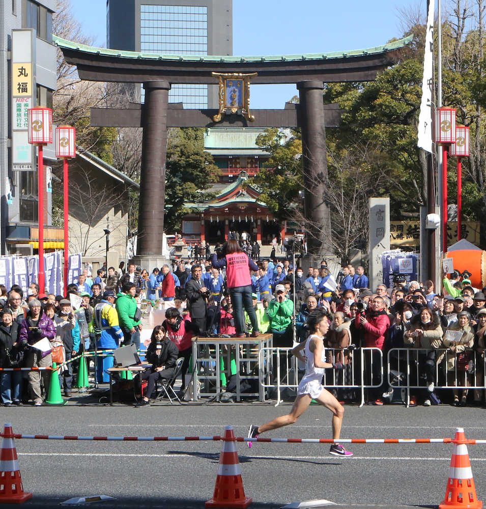 今年から東京マラソンの折り返し地点となった門前仲町。日本人トップで設楽が通過する