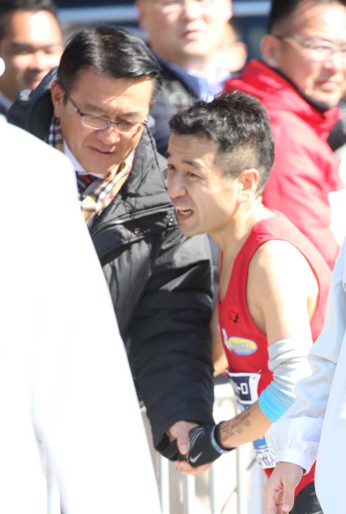 ＜東京マラソン＞ゴール後、瀬古氏（左）と握手を交わす猫ひろし