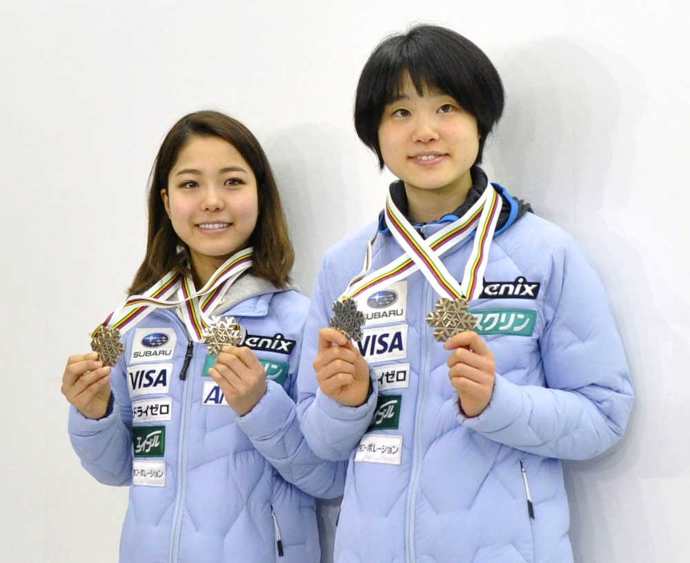 ノルディックスキー世界選手権で獲得したメダルを披露する高梨沙羅（左）と伊藤有希
