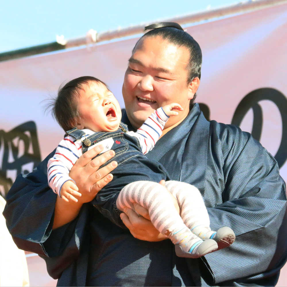 大阪市港区の築港小で行われた交流会で、赤ちゃんをあやす横綱稀勢の里
