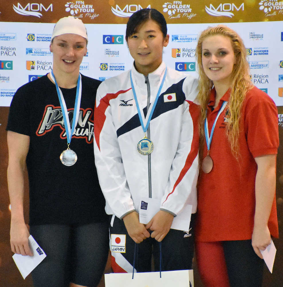 女子２００メートル自由形の表彰式で笑顔を見せる池江璃花子（中央）。左は２位のカティンカ・ホッスー