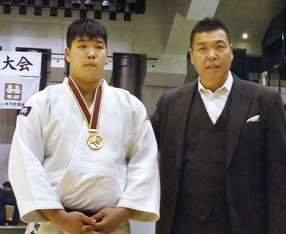 柔道の東京都選手権で初優勝し、父の小川直也氏（右）と記念撮影する小川雄勢