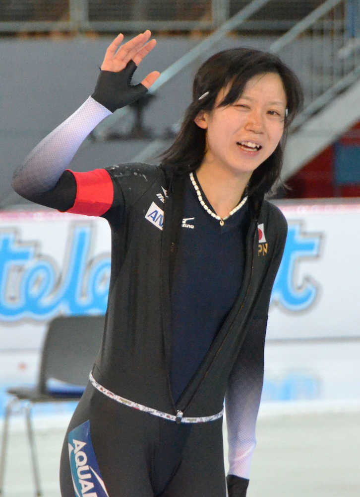 スピードスケートの世界選手権女子で総合３位となり、声援に応える高木美帆