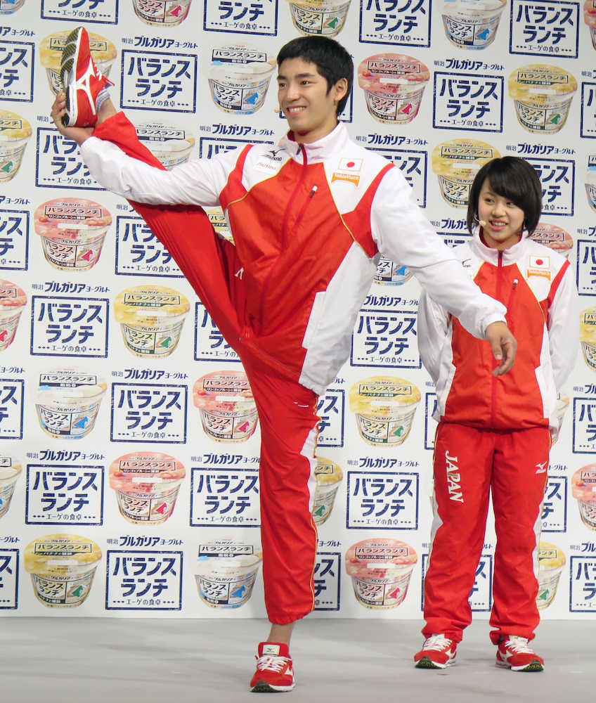 東京都内でイベントに出席した体操男子の白井健三。右は村上茉愛