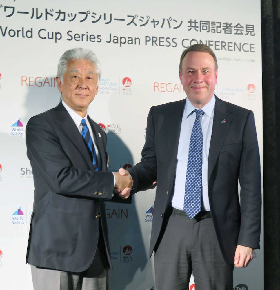 日本で開催するセーリングのＷ杯をＰＲする国際連盟のハント専務理事（右）と日本連盟の河野博文会長