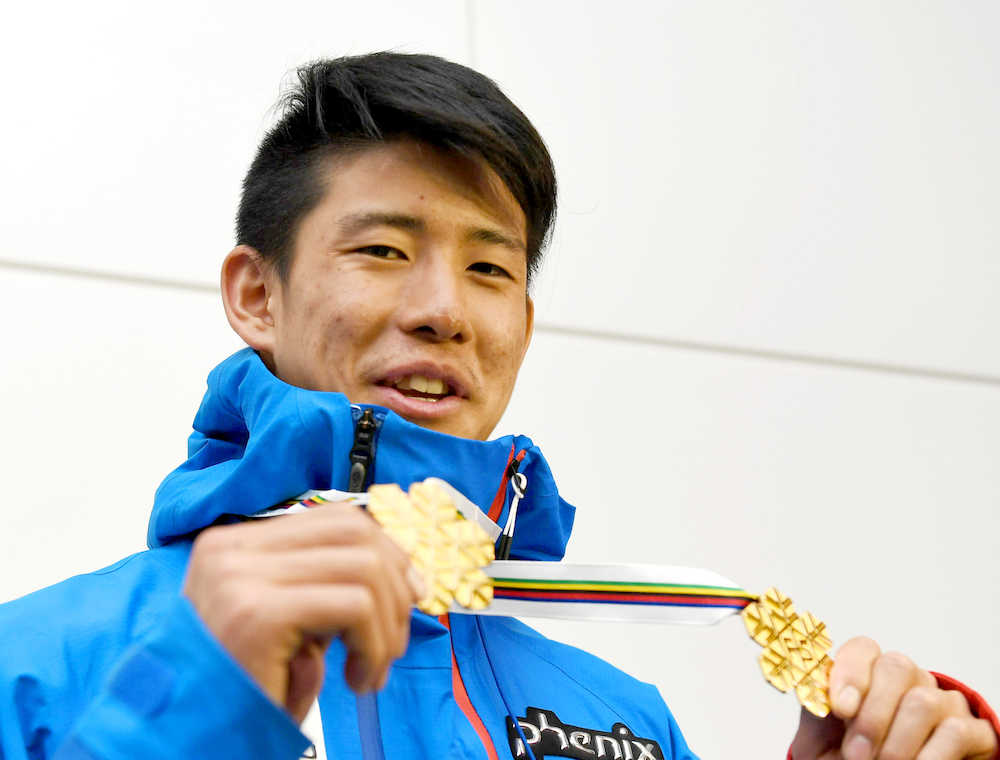 羽田空港に到着し２個の金メダルを手にする、フリースタイルスキー世界選手権のモーグルとデュアルモーグルで男子２冠を達成した堀島行真