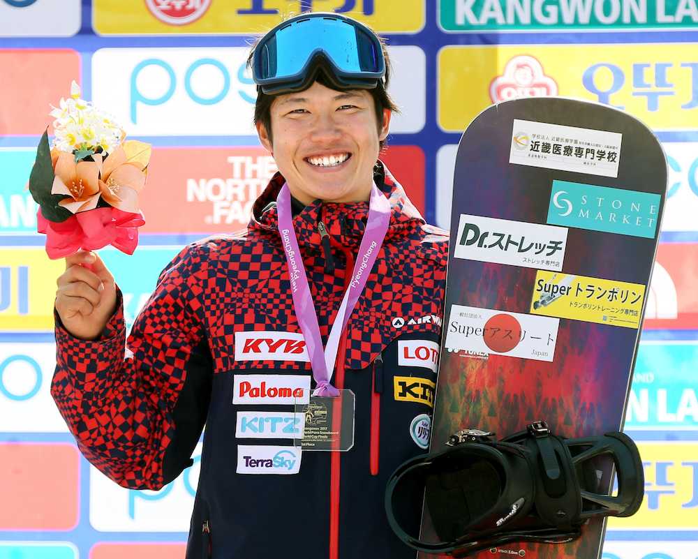 スノーボードのバンクドスラローム男子下肢障害で優勝し、表彰式で笑顔の成田緑夢（エックスワン提供・共同）