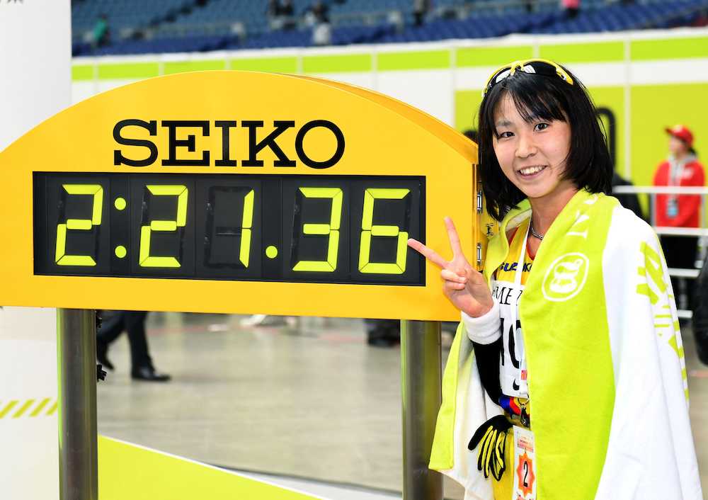 日本勢トップの２時間２１分３６秒でゴールし、笑顔の安藤友香