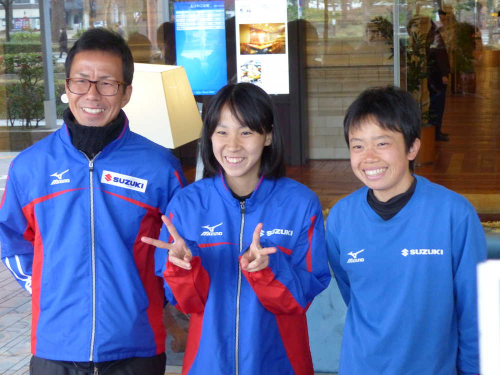 名古屋ウィメンズマラソンから一夜明けて笑顔の（左から）里内正幸コーチ、安藤友香、清田真央