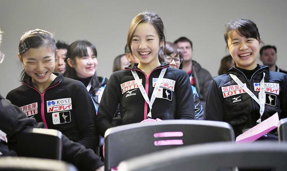 女子ＳＰの滑走順抽選で笑顔を見せる（左から）坂本花織、本田真凜、白岩優奈