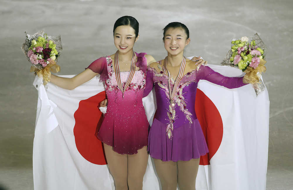 世界ジュニア選手権で銀メダルの本田真凜（左）と、銅メダルの坂本花織