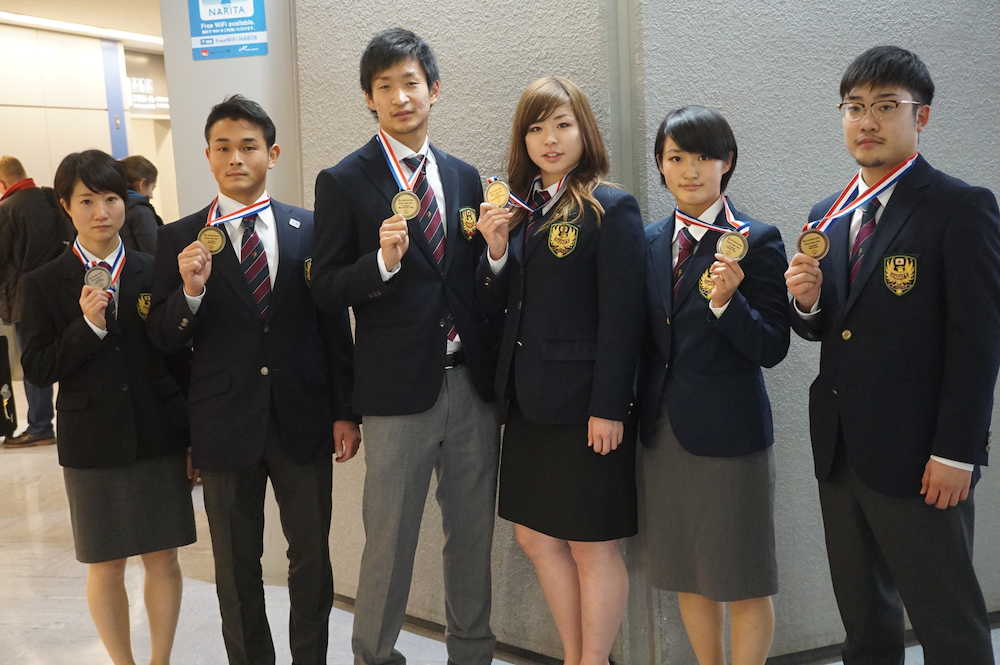 オランダから成田空港に帰国した空手日本代表の（左から）大野、新馬場、荒賀、植草、清水、林田
