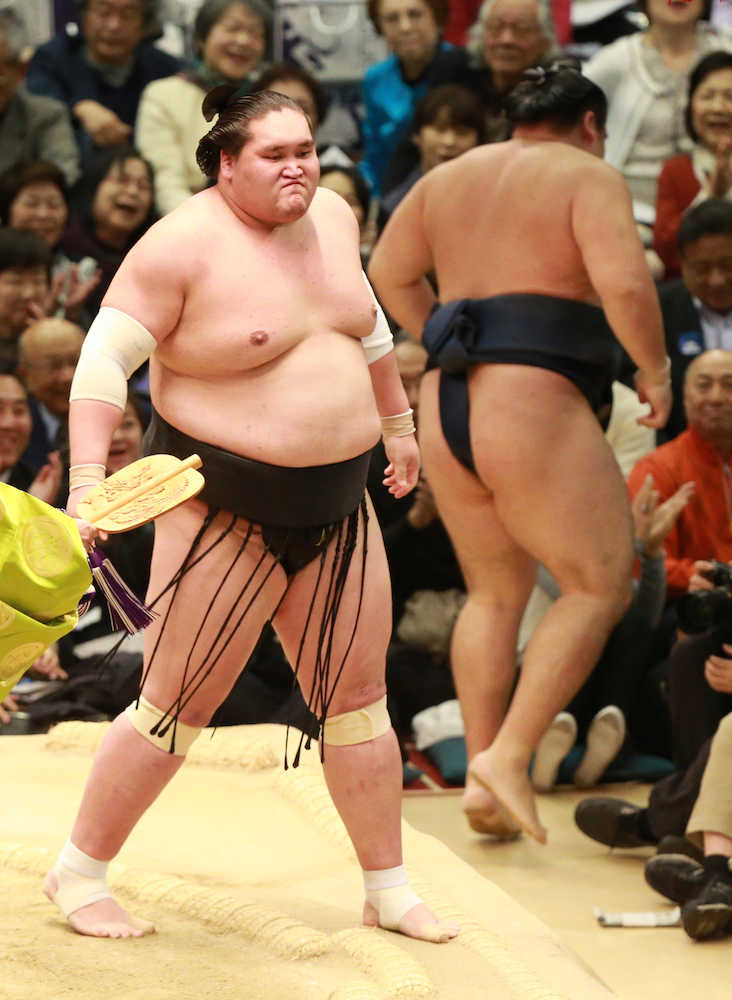 ＜大相撲春場所１３日目＞照ノ富士（左）は鶴竜を寄り切りで破る