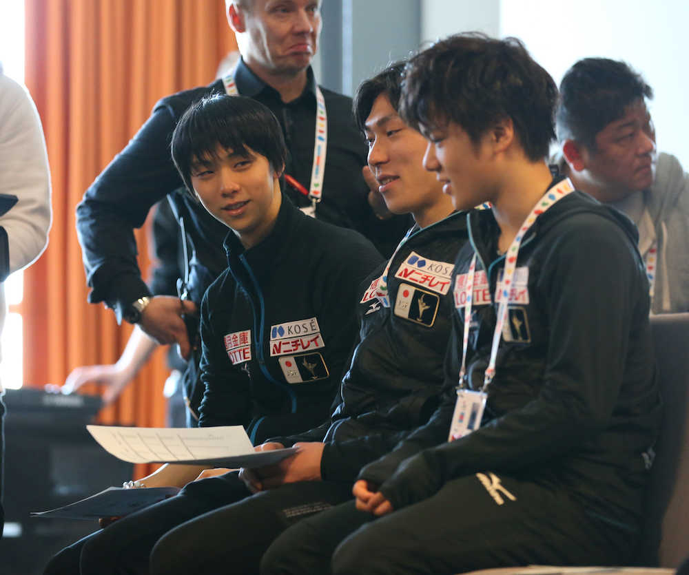 フィギュア世界選手権男子ＳＰの滑走順抽選に臨む（左から）羽生、田中、宇野