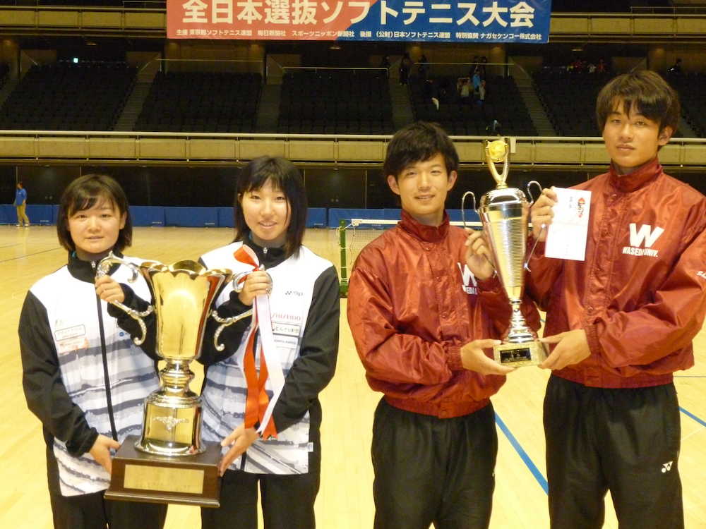 （左から）女子ダブルス優勝の半谷・高橋ペア、男子ダブルス優勝の内本・星野ペア