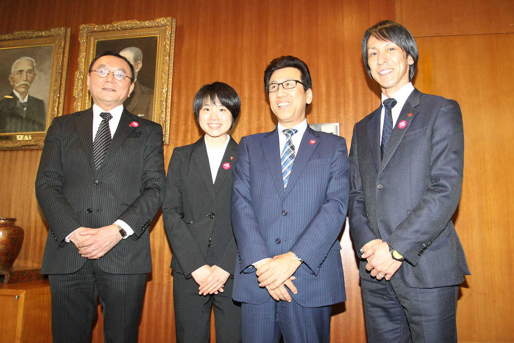 札幌市役所で記念撮影する（左から）川本総監督、伊藤、秋元市長、葛西