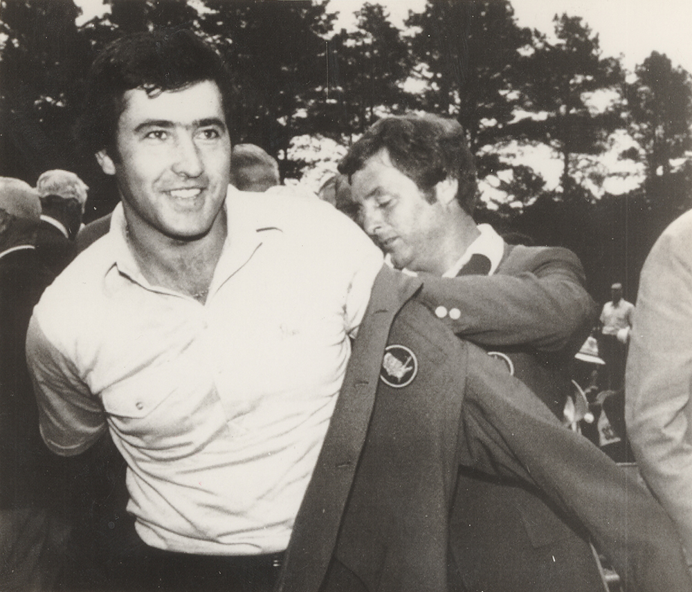 １９８０年のマスターズで初優勝を果たし前回優勝のファジー・ゼラー（右）からグリーン・ジャケットを着せてもらい笑顔を見せるセベ・バレステロスさん