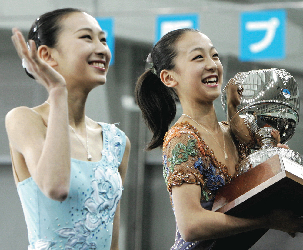 ２００４年の全日本ジュニアフィギュアで初優勝した浅田真央（右）は、姉で２位の舞と笑顔