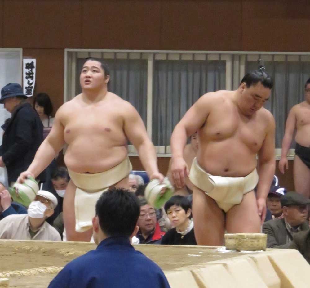 日馬富士（右）から重りを使ったトレーニングを課された遠藤（左）