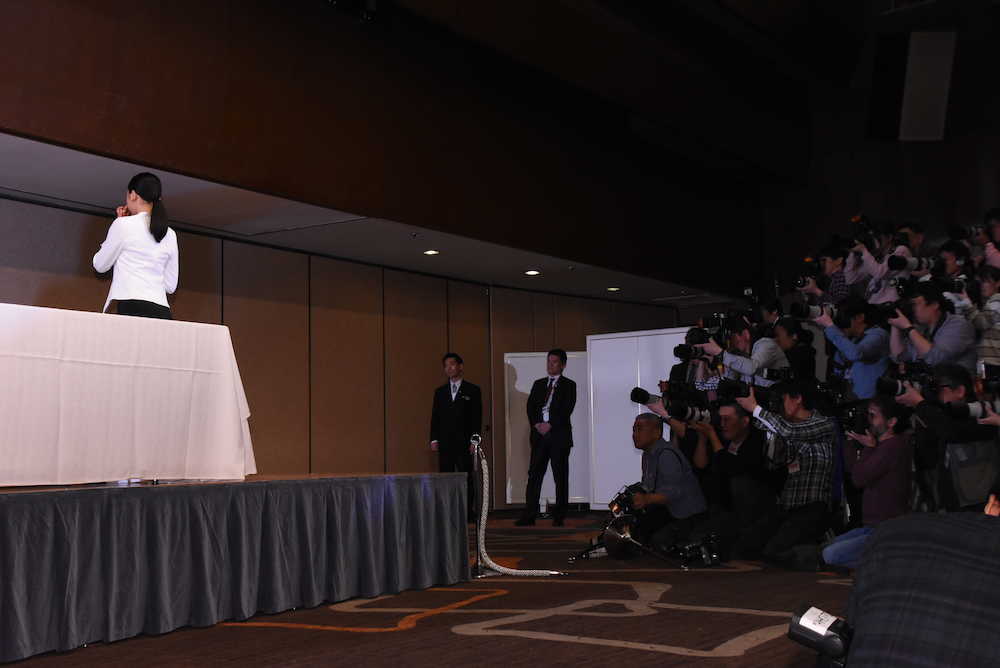 会見の最後で報道陣に背を向け、涙をこらえる浅田真央