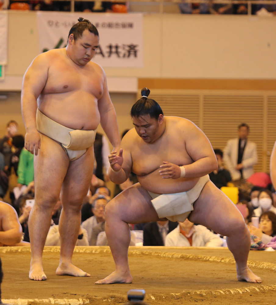 大相撲春巡業松本場所、鶴竜（左）に稽古を付けてもらう御嶽海