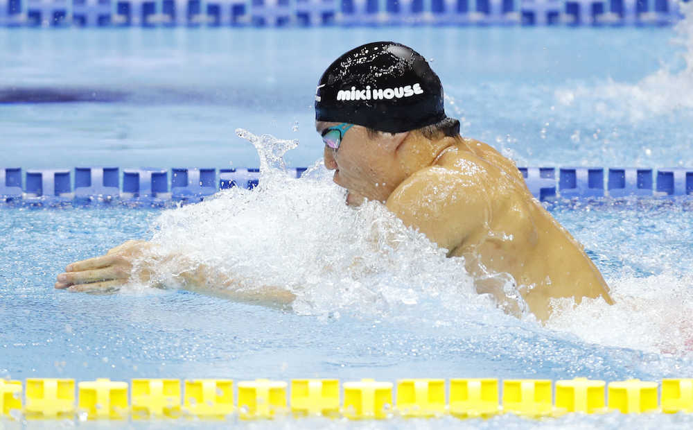 競泳日本選手権第２日　男子５０メートル平泳ぎ決勝、２７秒２３の日本新記録で優勝した小関也朱篤