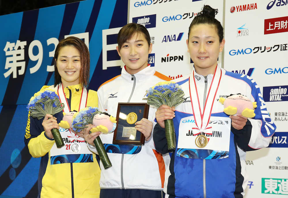 女子１００ｍ背泳ぎ自由形で優勝し、表彰台で記念撮影する池江璃花子（中央）