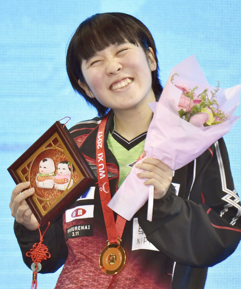 卓球のアジア選手権女子シングルスで優勝し、表彰式で笑顔を見せる平野美宇（共同）