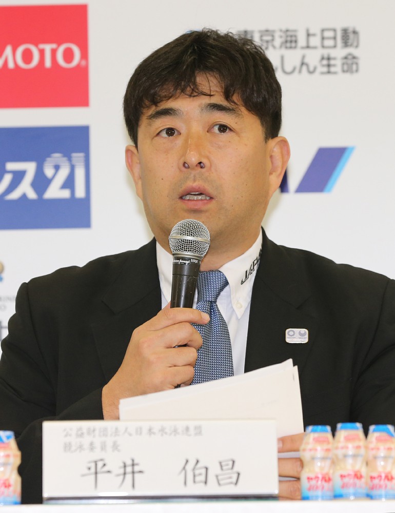 世界水泳の代表選手を発表する平井監督