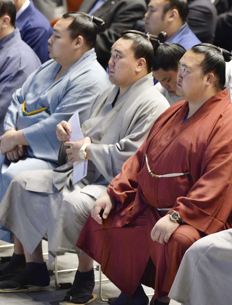 日本相撲協会の研修会に出席した横綱稀勢の里関（右端）ら