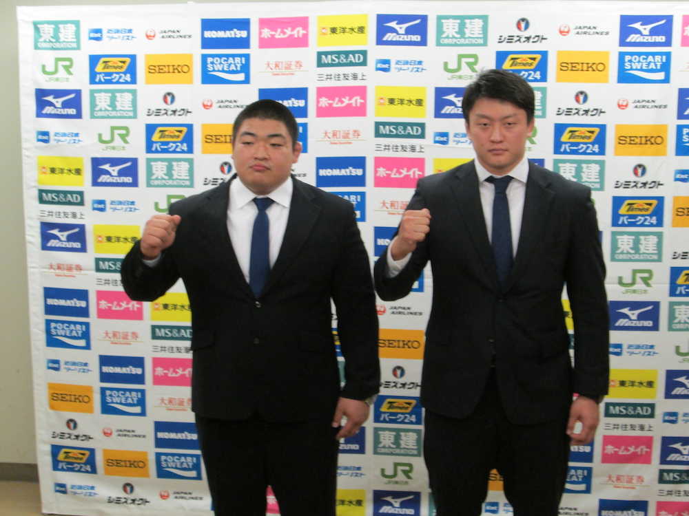 柔道の全日本選手権を控え、前日会見で健闘を誓い合った王子谷剛志（左）と原沢久喜