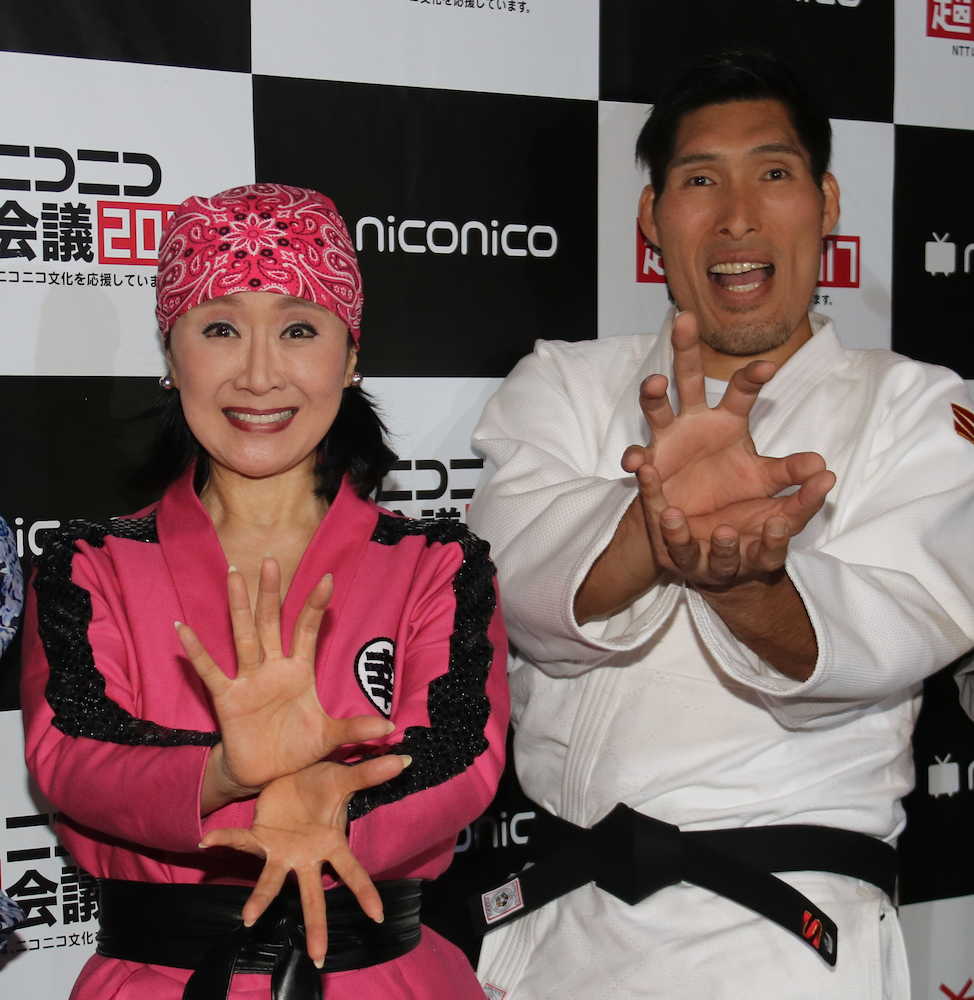 「ニコニコ超会議２０１７」のイベントに登場した小林幸子（左）と篠原信一