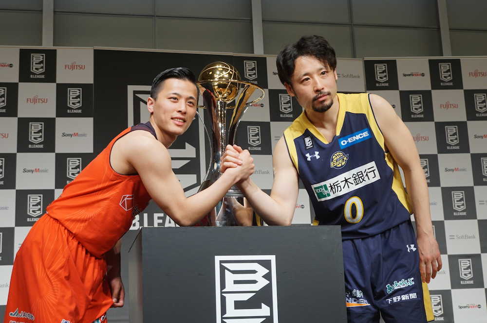 プレーオフ準々決勝で対戦する千葉の富樫（左）と栃木の田臥は熱戦を誓う