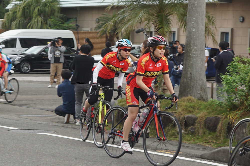 ロードバイクでのトレーニングに出発する高木美帆（左）と佐藤綾乃（右）