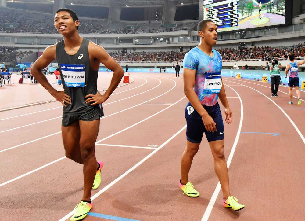 男子１００メートルを終え、肩を落とすサニブラウン・ハキーム（左）とケンブリッジ飛鳥