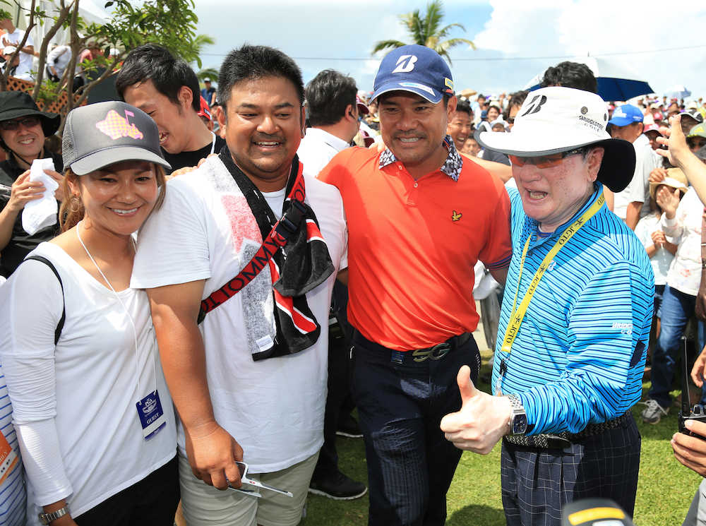 ＜日本プロゴルフ選手権最終日＞優勝に笑顔で撮影に応じる宮里藍、宮里聖志、宮里優作、父・優さん（左から）