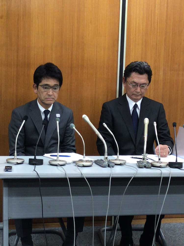 三橋淳元選手の処分を受け、都内で会見した（左から）日本テニス協会の福井専務理事、高橋総務本部長