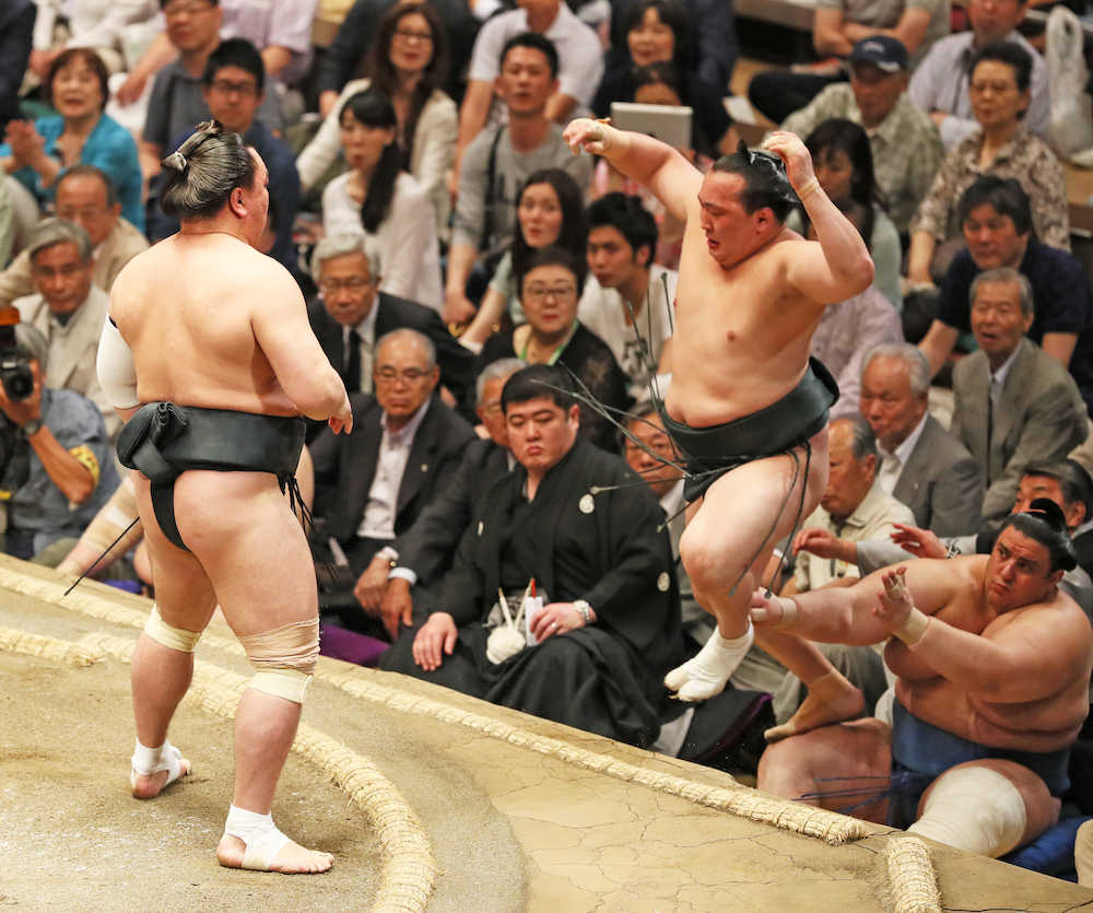 ＜大相撲　夏場所　８日目＞千代翔馬（右）は日馬富士に押しだしで敗れる