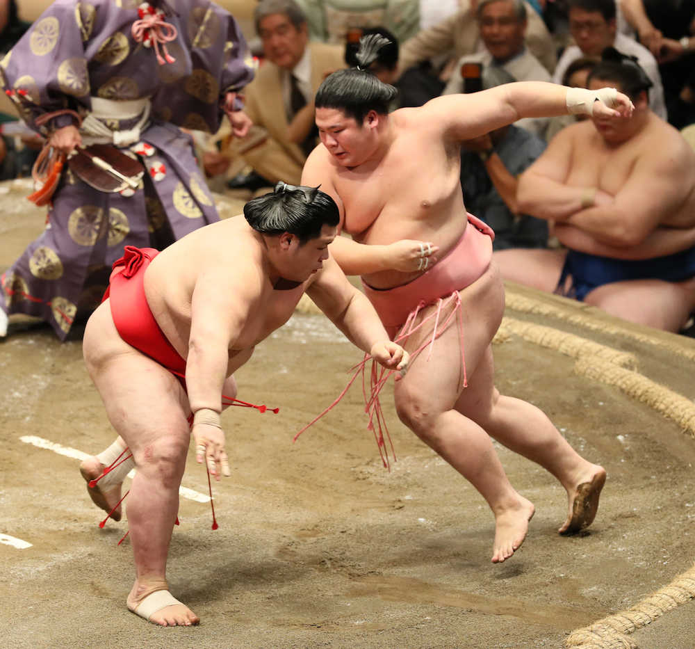 ＜大相撲　夏場所　８日目＞宇良（右）は阿武咲を押し出しで破る