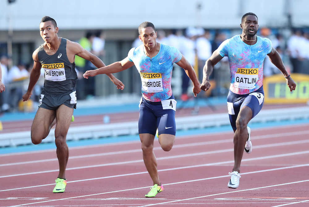 男子１００メートル決勝、ガトリンに次ぎ２着でゴールするケンブリッジ飛鳥（中央）左はサニブラウン